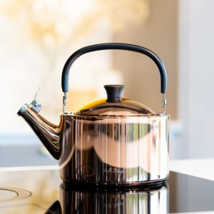 Czajnik z gwizdkiem rose gold polerowany 1,5l Vialli Design - Diamante