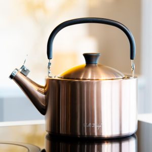 Czajnik z gwizdkiem rose gold matowy 1,5l Vialli Design - Diamante